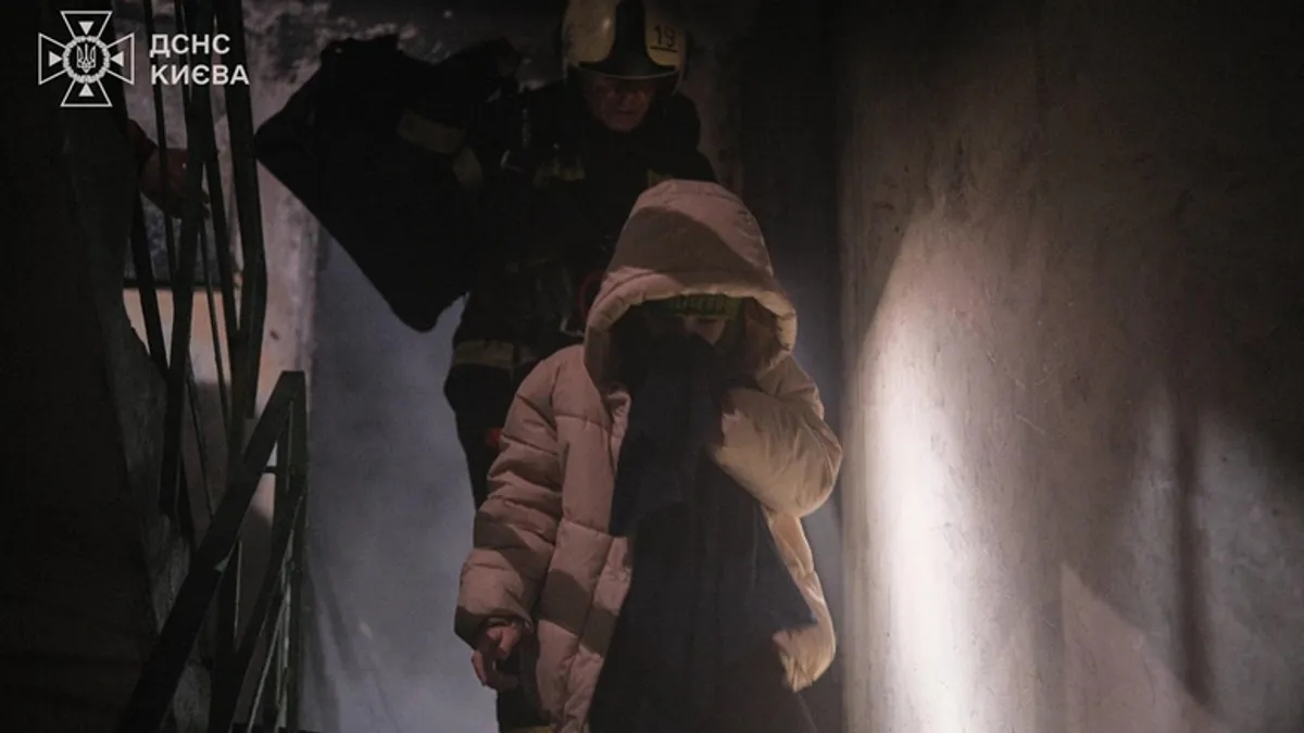 Ukrajinska državna služba za hitne slučajeve javila je da su spasilački timovi evakuirali više od 40 ljudi iz pogođenih zgrada