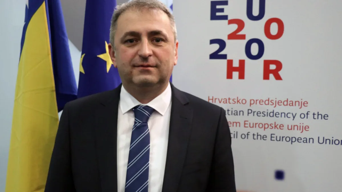 Predsjedništvo BiH je, naime, u četvrtak pozvalo hrvatskog ambasadora Ivana Sabolića na konsultacije, ali on je kazao da se, prije dolaska, mora konsultirati sa vlastima u Zagrebu.