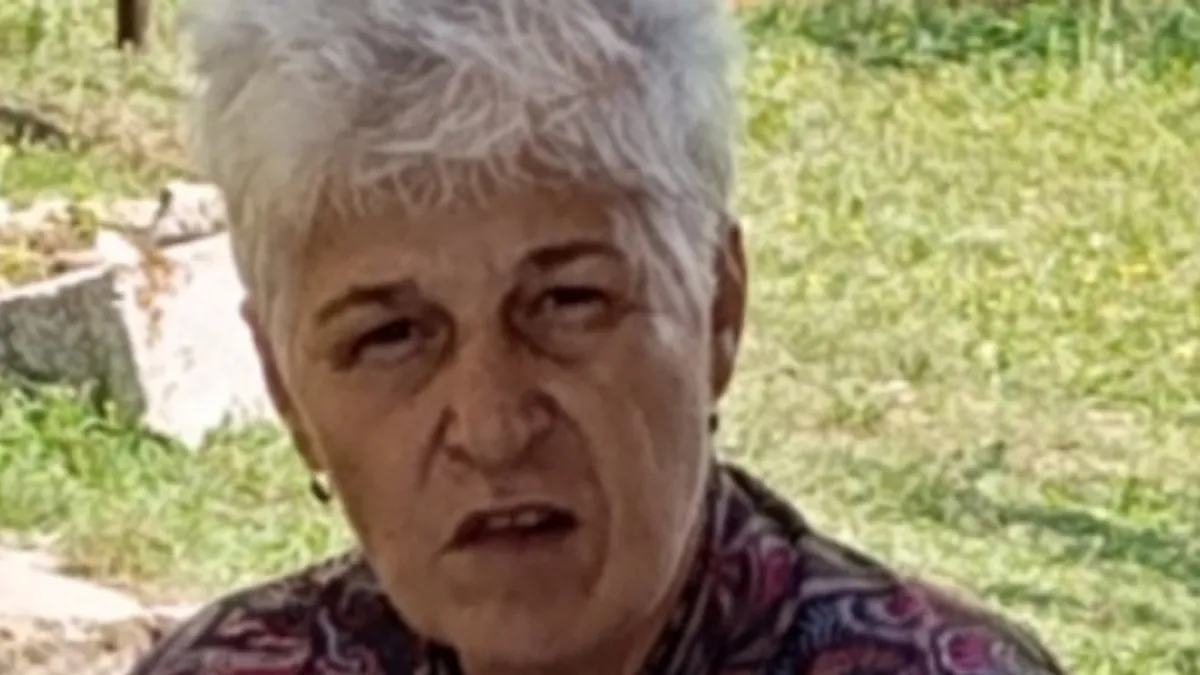 U trenutku nestanka na sebi je imala crne pantalone, rozi džemper i bež tene.