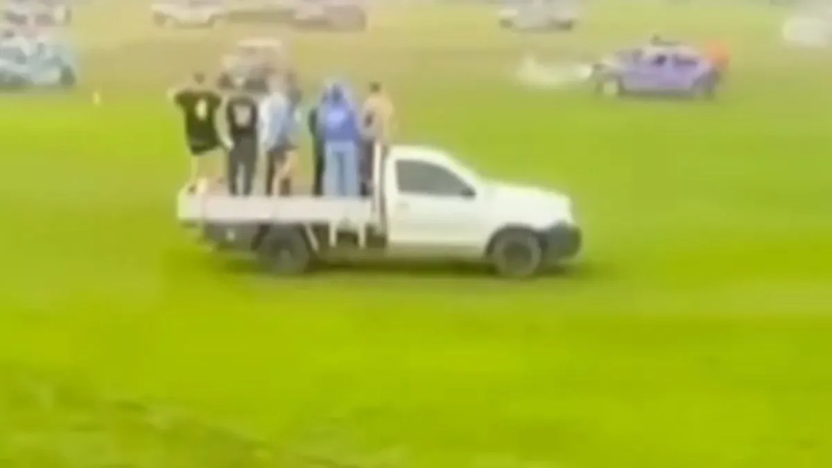 Do incidenta je došlo kada je vozilo koje je učestvovalo u utrci probilo zaštitnu ogradu i udarilo u tribine