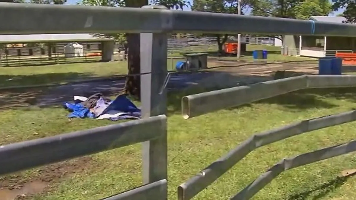 Do incidenta je došlo kada je vozilo koje je učestvovalo u utrci probilo zaštitnu ogradu i udarilo u tribine