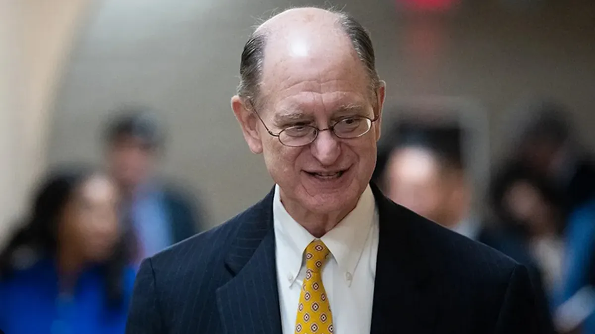 Na fotografijama se može vidjeti Sherman, 71-godišnji kongresmen iz Demokratske stranke, kako na svom tabletu gleda eksplicitne fotografije.