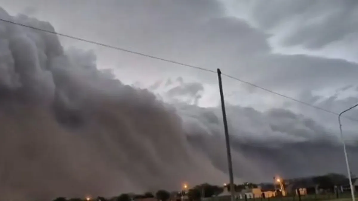 Meteorolozi savjetuju stanovništvo da bude oprezno, da ne izlazi na otvoreno za vrijeme najintenzivnijih olujnih trenutaka