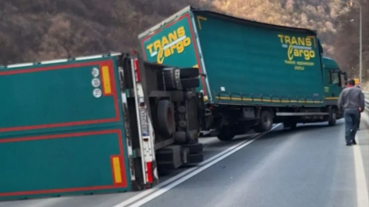 Lejla Ekinović, portparol MUP-a Zeničko-dobojskog kantona, kazala je da je zbog ove saobraćajne nezgode potpuno obustavljen saobraćaj