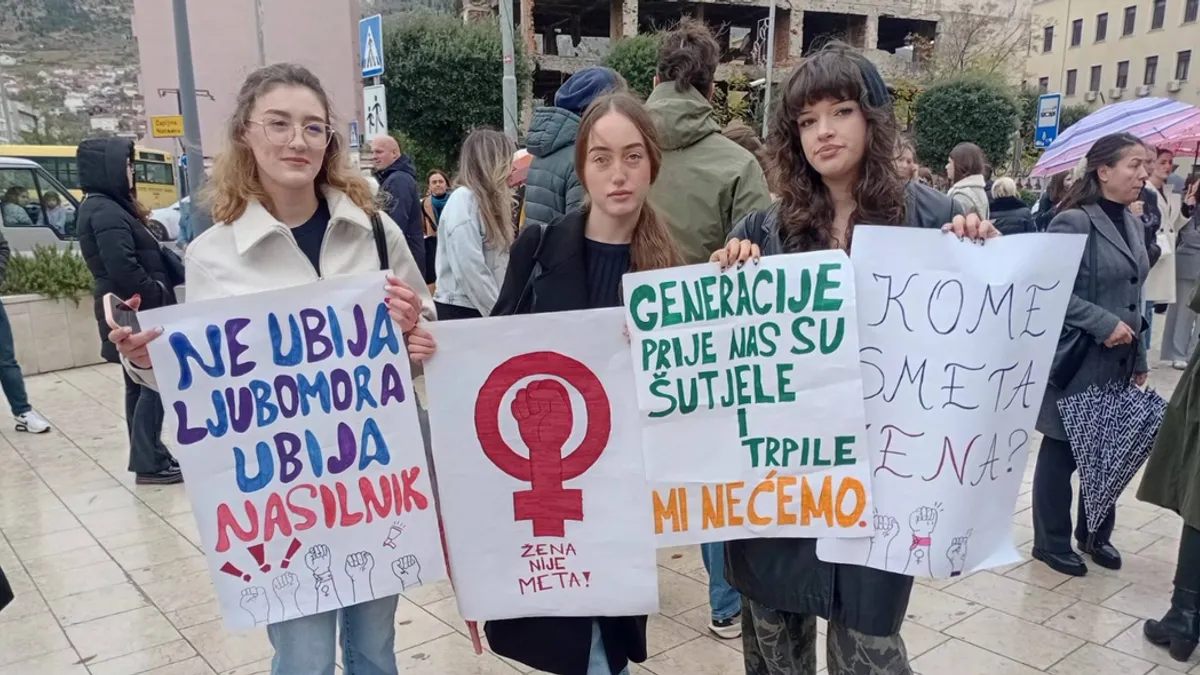 Šetnja je prošla centralnim dijelom grada, stala je po pet minuta i pred MUP-om HNK-a i Tužilaštvom HNK-a