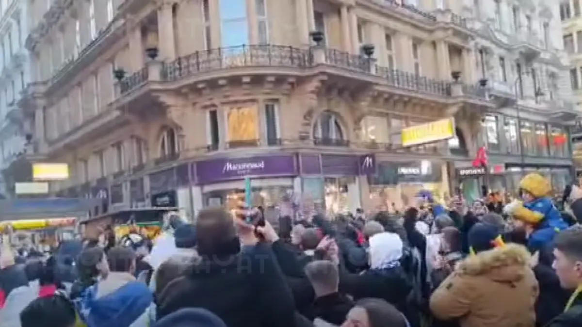 Među navijačima se nalaze brojne javne ličnosti koje su došle dati podršku fudbalskoj reprezentaciji na čelu sa kapitenom Edinom Džekom