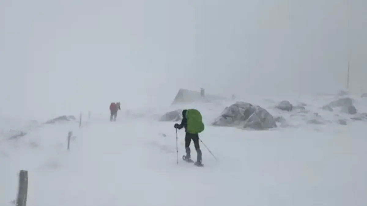To je područje pogodila snažna snježna oluja s vjetrovima koji su puhali brzinom većom od 193 kilometra na sat