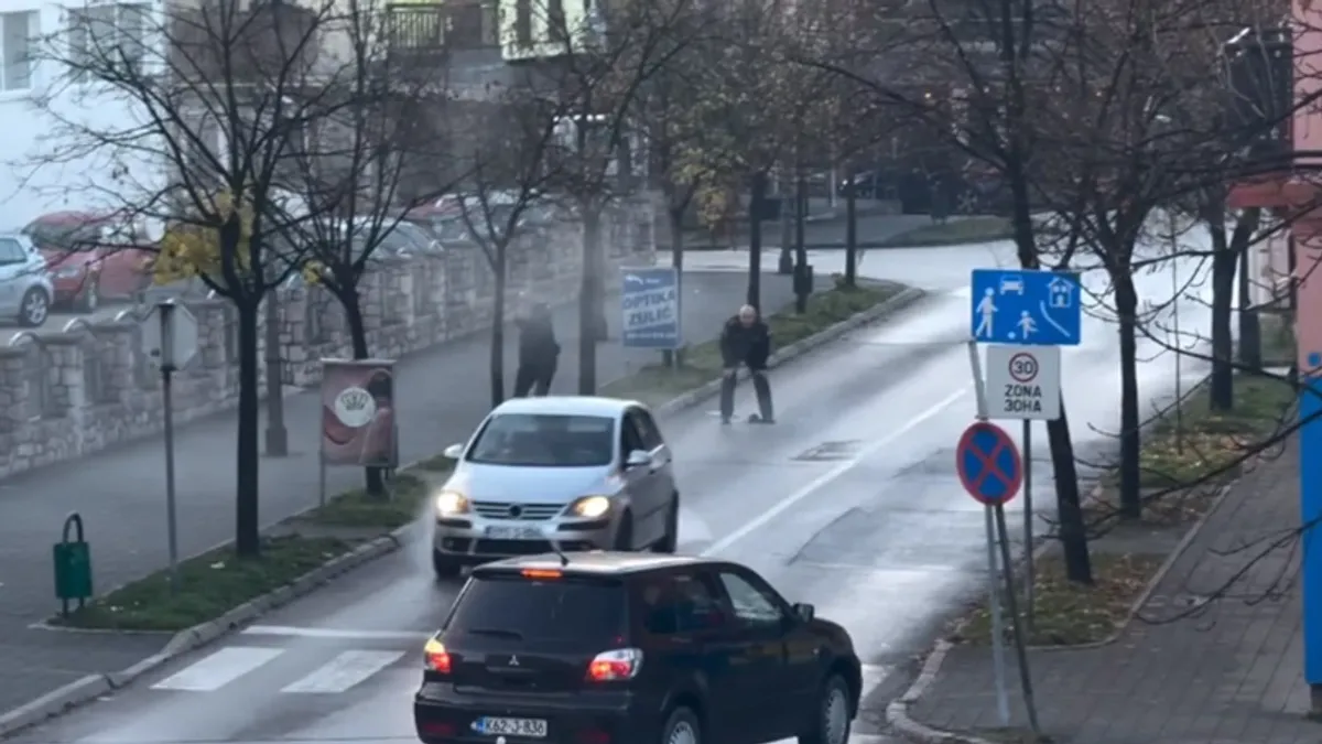 Policijski službenici su u mjestu Jelovo Brdo u blizini Kalesije pronašli napušteni i zapaljeni automobil kojeg su koristili osumnjičeni i u blizini automobila pronašli i tijelo