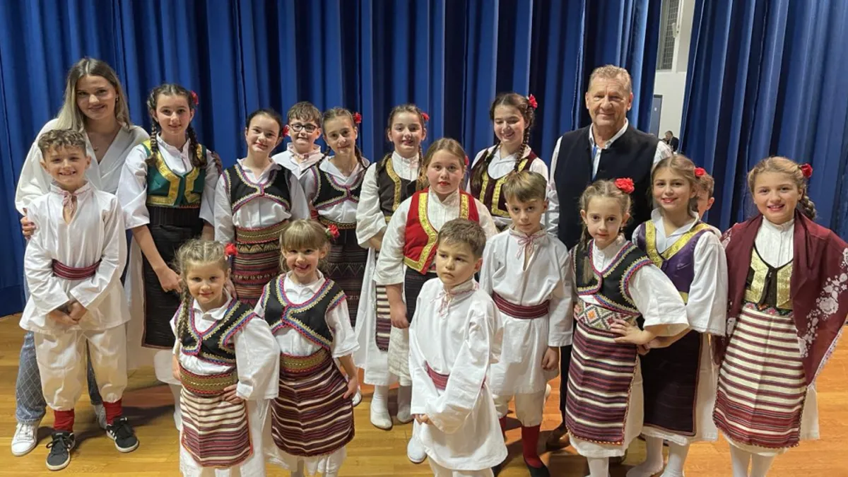 Učešće u programu imala je i velika grupa Bisera, a oni su se predstavili igrom 'Sarajka djevojka'