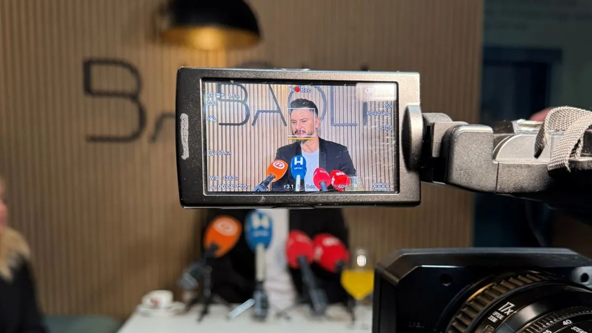 Ovaj koncert prvobitno je trebao biti 15. novembra, ali zbog velike tragedije u Tuzli odgođen je za novi termin