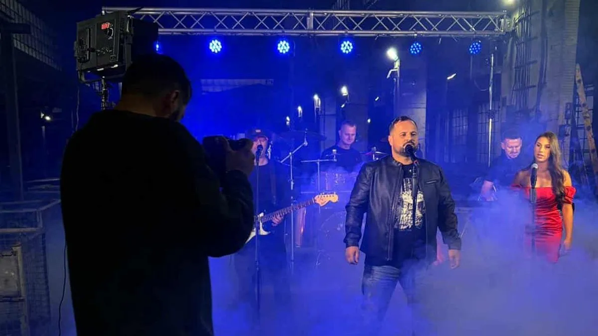 Izo je već više od deceniju jedan od traženijih bh. autora i potpisuje mnoge pjesme naših pjevača