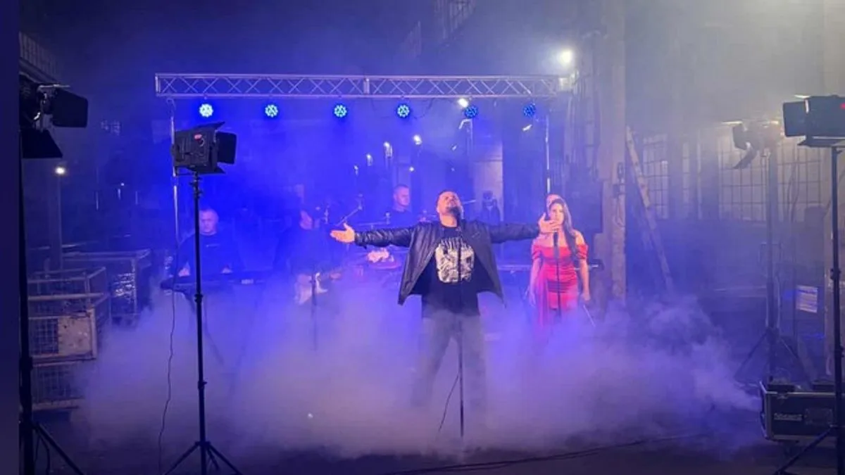 Izo je već više od deceniju jedan od traženijih bh. autora i potpisuje mnoge pjesme naših pjevača