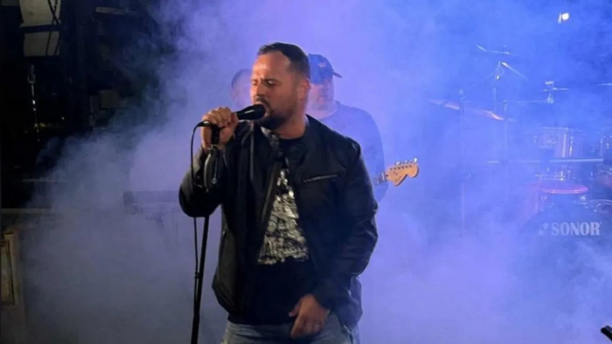 Izo je već više od deceniju jedan od traženijih bh. autora i potpisuje mnoge pjesme naših pjevača