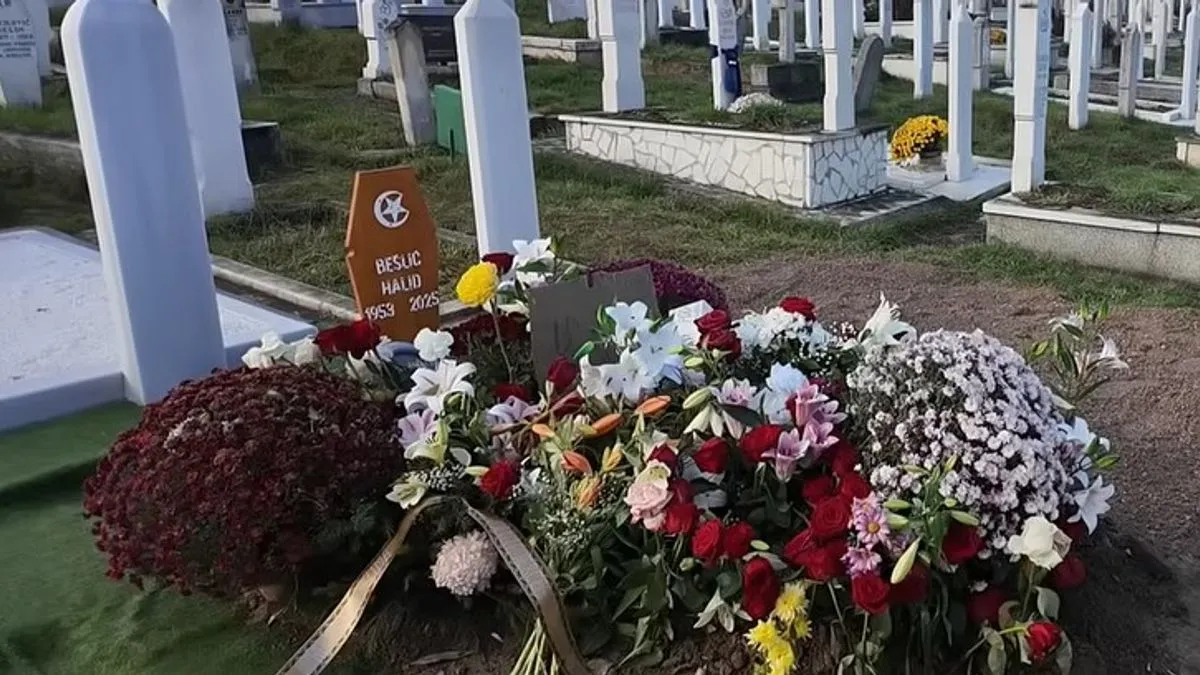 Emotivni prizori na mezaru Halida Bešlića: Porodica i prijatelji se okupili na njegov rođendan