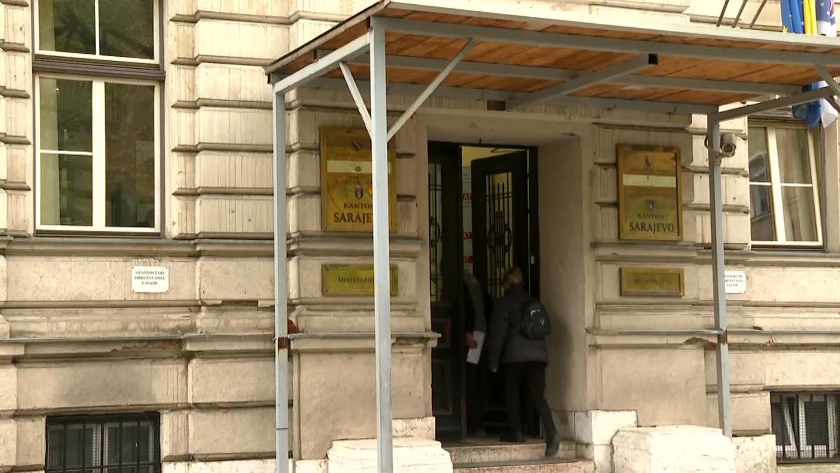 Neki tvrde da, i pored kompletnog unosa dokumentacije, školske komisije nisu jednako tumačile njihove prijave 