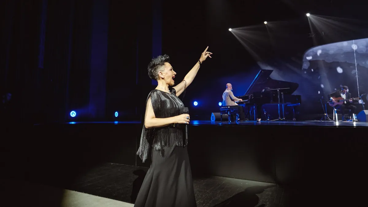 Medunjanin je promovisala aktuelni album sa autorskim pjesmama, 'Homeland'