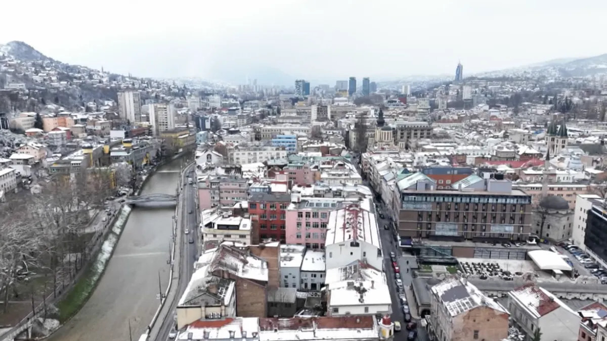 Asocijacija Krug 99 u povodu Dana državnosti poziva građane na jačanje svijesti o savremenim političkim i društvenim okolnostima.