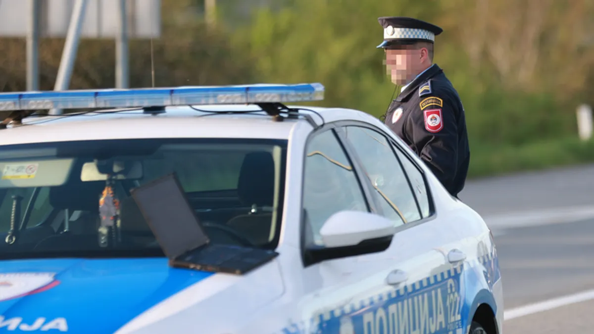 ''Provjerama policijskih službenika utvrđeno je da je lice J.T. dijelilo sendviče svim građanima''