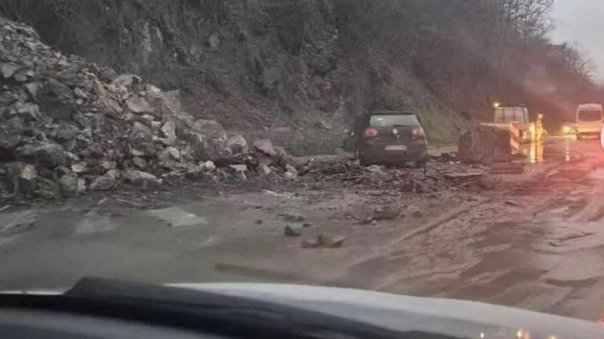 Stijena je pala na automobil u pokretu, a udar je bio toliko snažan da je prednji dio vozila znatno oštećen