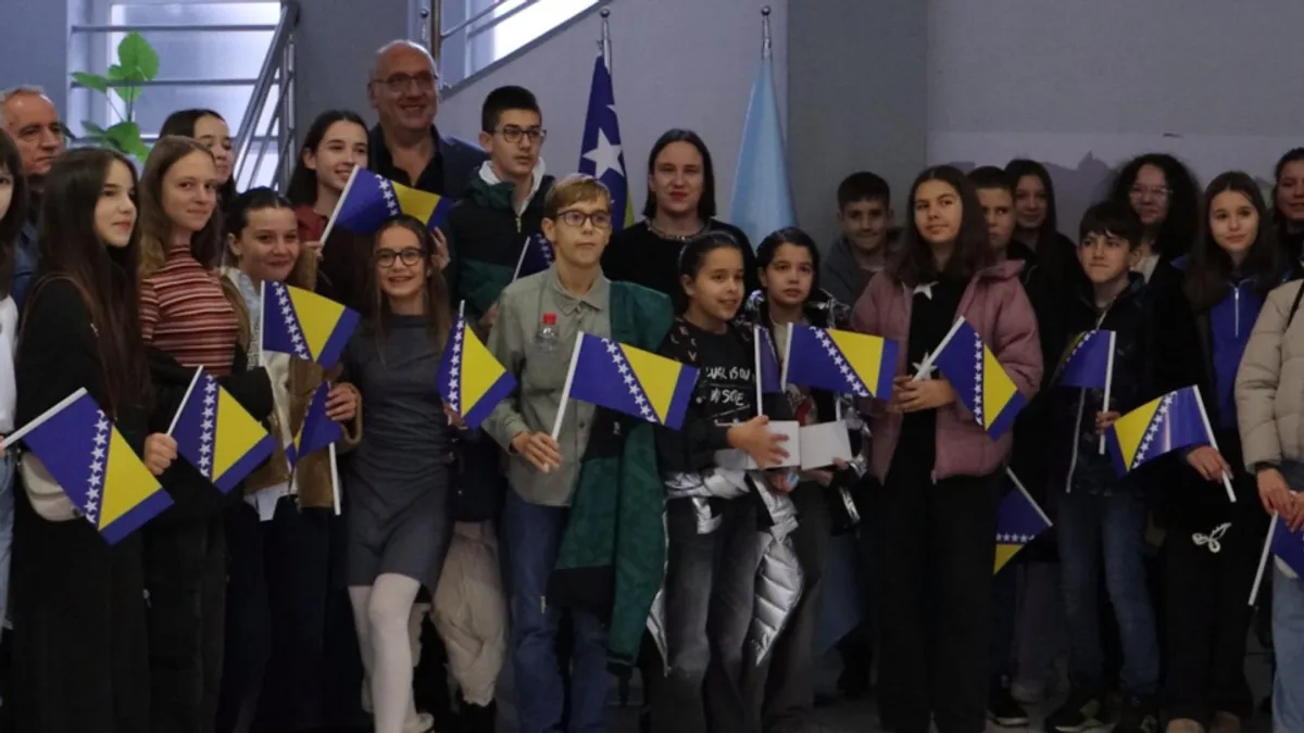 Njihove poruke pokazuju nam zašto se Bosna i Hercegovina voli – srcem, dobrim djelima i vjerom u bolje sutra, kazala je Karić