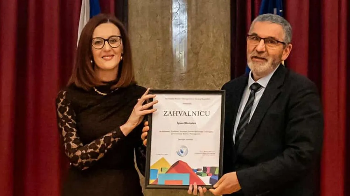 Uoči intoniranja himni BiH i Češke Republike, zastave su u dvoranu unijeli veterani i generali češke Armade