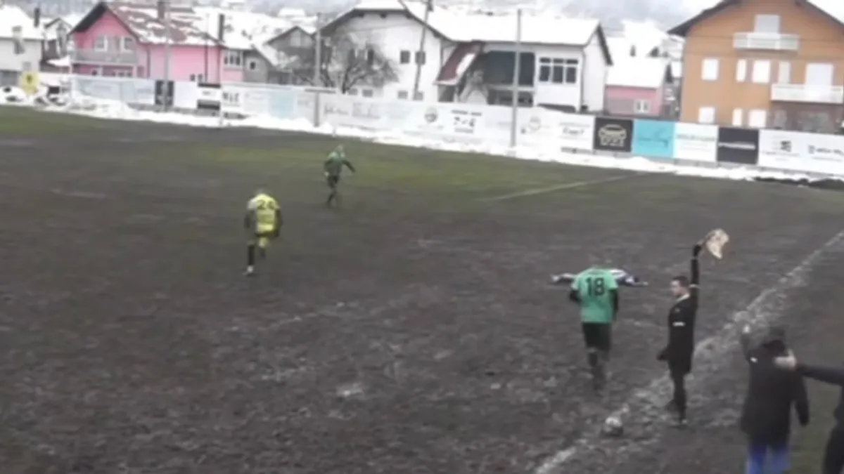 Bez oklijevanja je potrčao prema unesrećenom igraču, procijenio situaciju i pružio prvu pomoć