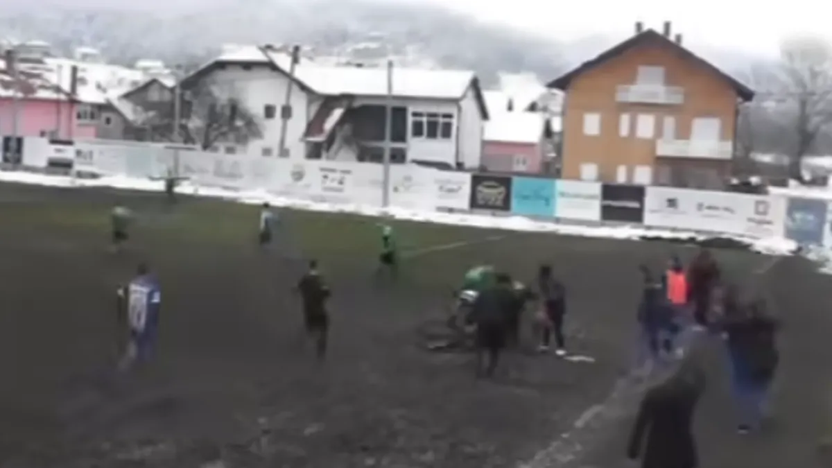 Bez oklijevanja je potrčao prema unesrećenom igraču, procijenio situaciju i pružio prvu pomoć