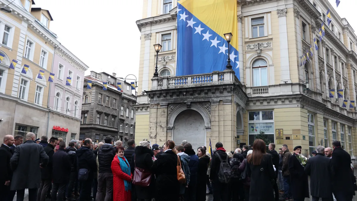 Povodom 25. novembra, Dana državnosti Bosne i Hercegovine, ispred spomen-obilježja kod Vječne vatre u Sarajevu, brojne delegacije su položile cvijeće.