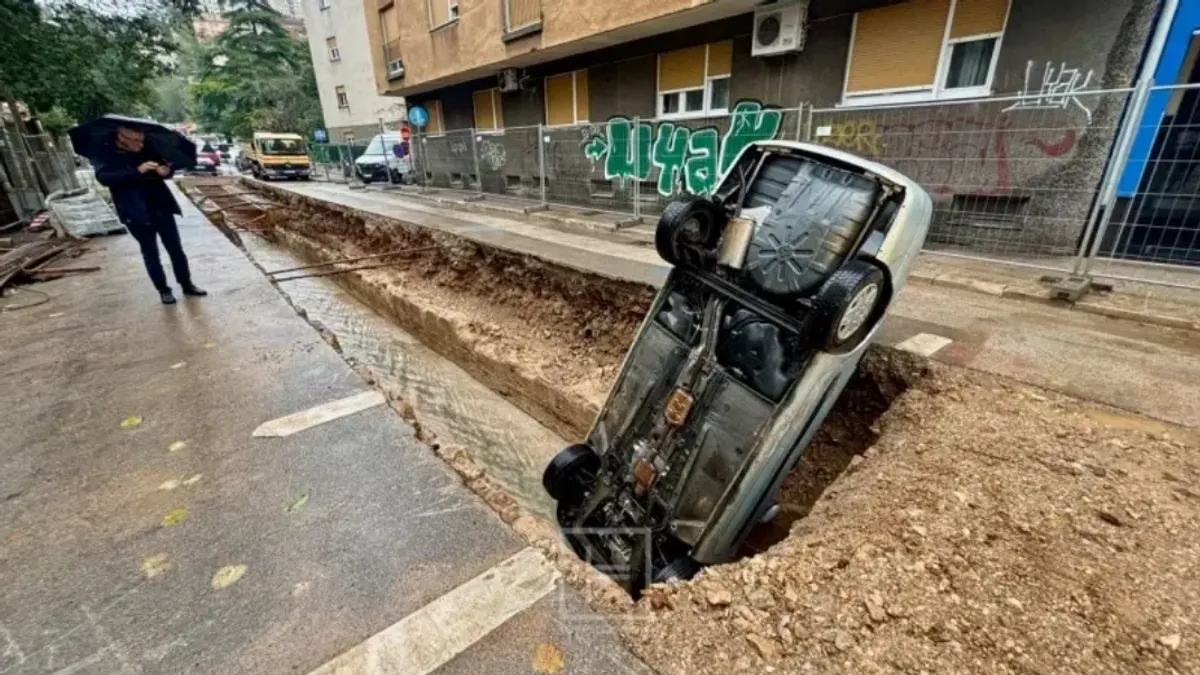 U iskopanom dijelu ceste rupa je duboka oko metar i po i bila je puna tekuće bujice zbog obilnih padavina