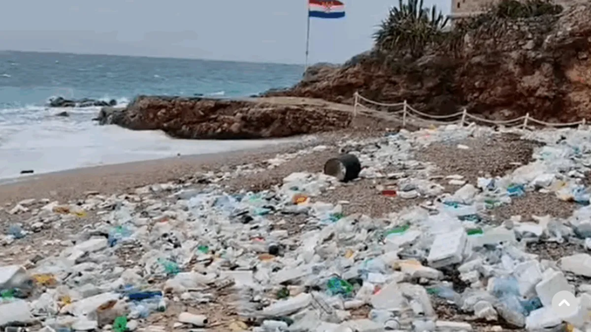 Dubrovčani su fotografisali i snimali tužne scene sa čuvene plaže, ali ovim prizorom nisu iznenađeni jer se ponavlja iz godine u godinu.