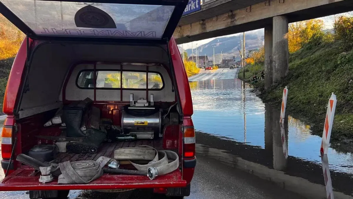 Sve tri saobraćajne trake nalaze se pod vodom, što je izazvalo kvarove na više vozila koja su zaglavila pokušavajući proći kroz duboku vodu.