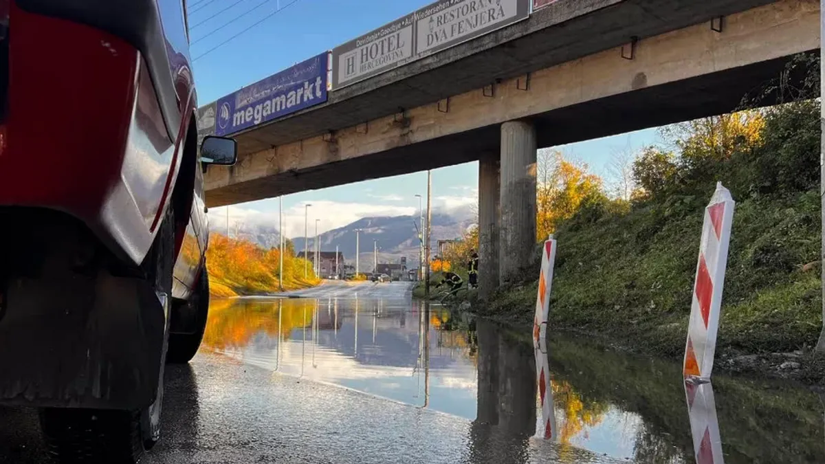 Sve tri saobraćajne trake nalaze se pod vodom, što je izazvalo kvarove na više vozila koja su zaglavila pokušavajući proći kroz duboku vodu.