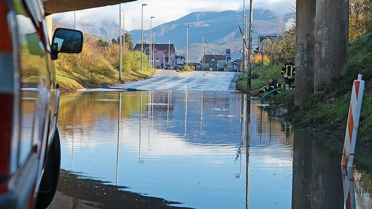 Poplavljene sve tri trake: Vatrogasci opet spašavaju sjeverni ulaz u Mostar