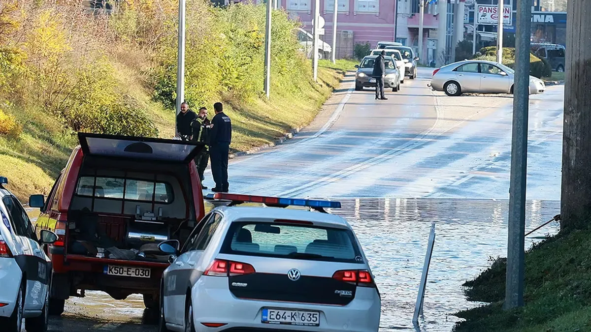 Sve tri saobraćajne trake nalaze se pod vodom, što je izazvalo kvarove na više vozila koja su zaglavila pokušavajući proći kroz duboku vodu.