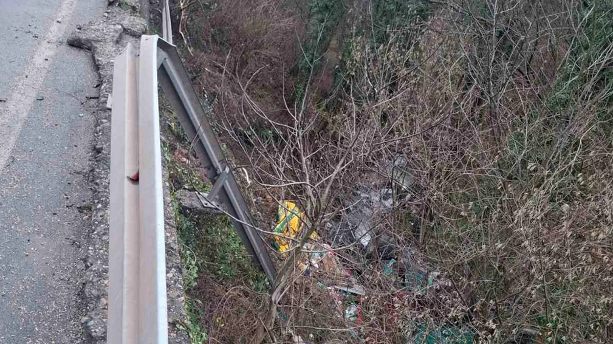 Kamion završio u provaliji, vozač prošao s lakšim povredama