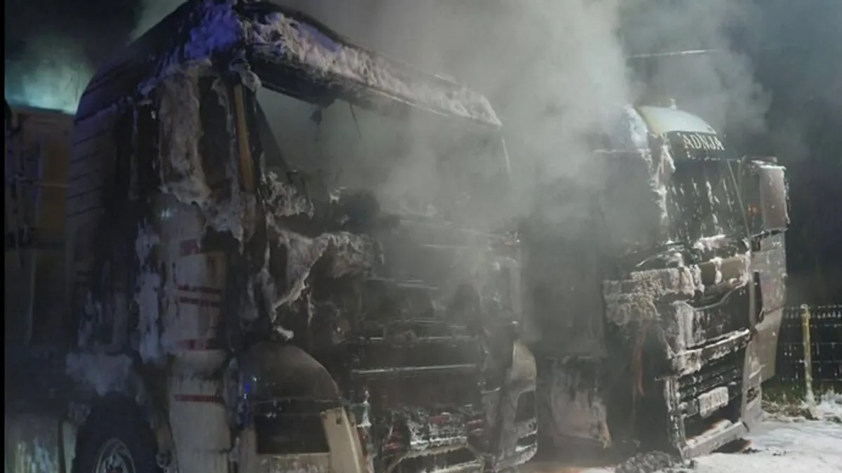 Noćna drama kod Tuzle: Vatra progutala dva kamiona, uzrok požara još nepoznat