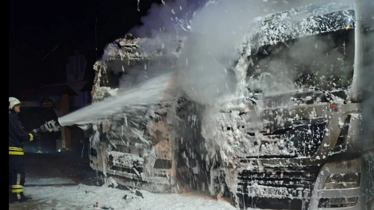 Noćna drama kod Tuzle: Vatra progutala dva kamiona, uzrok požara još nepoznat