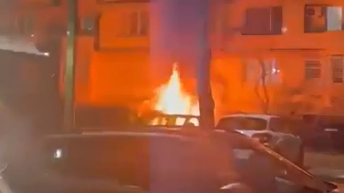 Dvije vatrogasne ekipe gasile su vatru na vozilu u ulici Behdžeta Mutevelića 