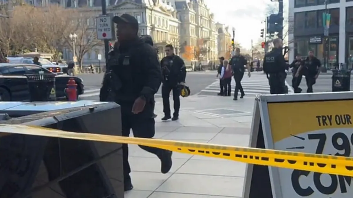 Bijela kuća je "svjesna i aktivno prati ovu tragičnu situaciju", izjavila je glasnogovornica Karoline Leavitt 