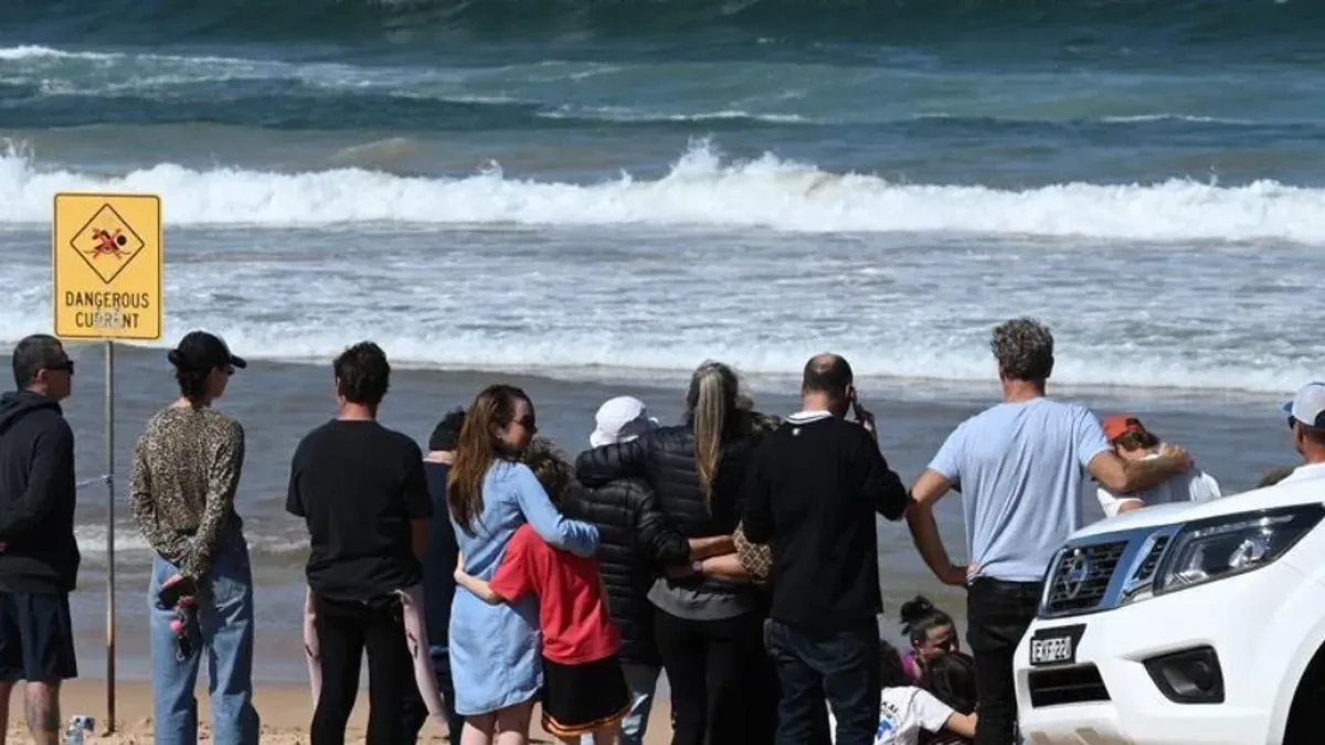 Jedna žena je poginula, a muškarac teško povrijeđen u napadu morskog psa u blizini popularnog mjesta za surfanje na istočnoj obali Australije, objavile su vlasti.