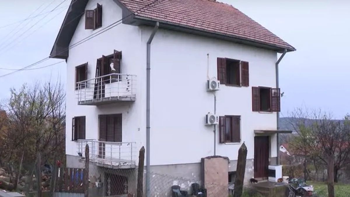 Po riječima vatrogasaca, požar je izbio u podrumu kod kotla za loženje