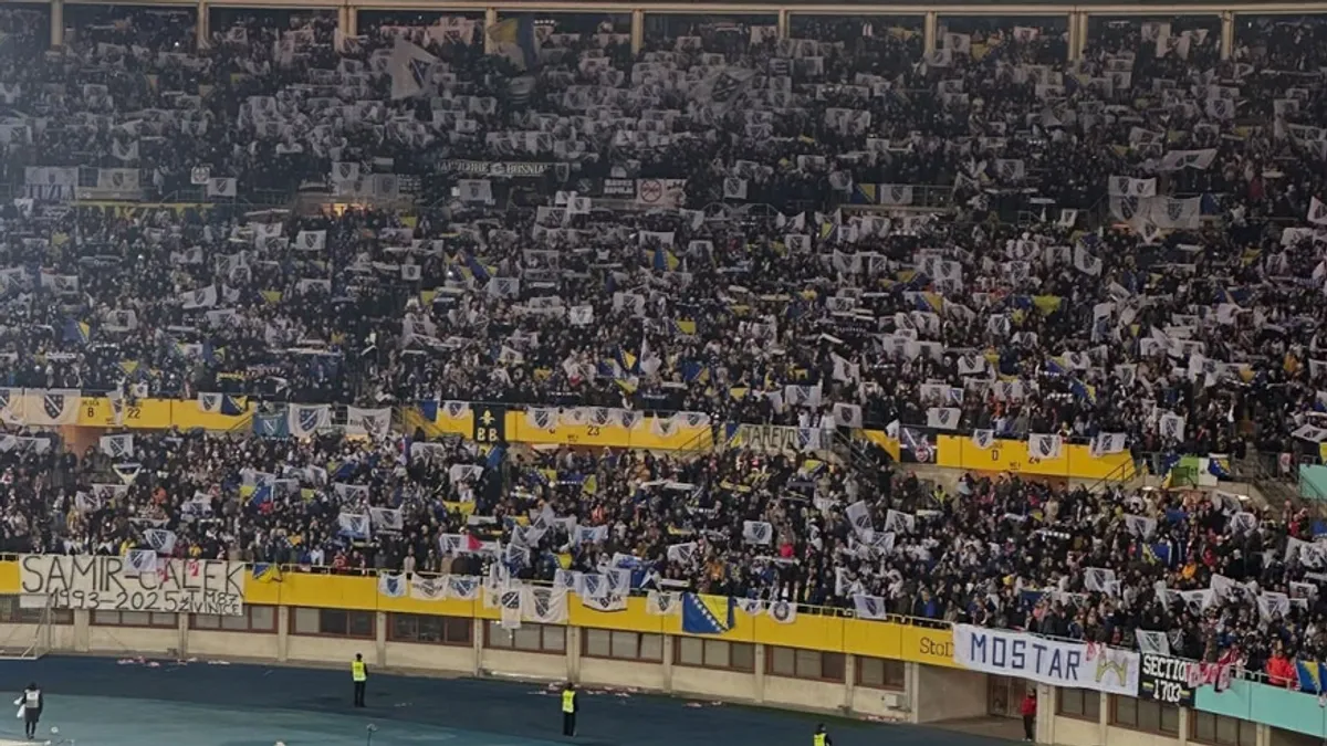 Prema izvještaju delegata utakmice, zabilježeno je 20 incidenata upotrebe pirotehničkih sredstava od navijača u različitim minutama susreta