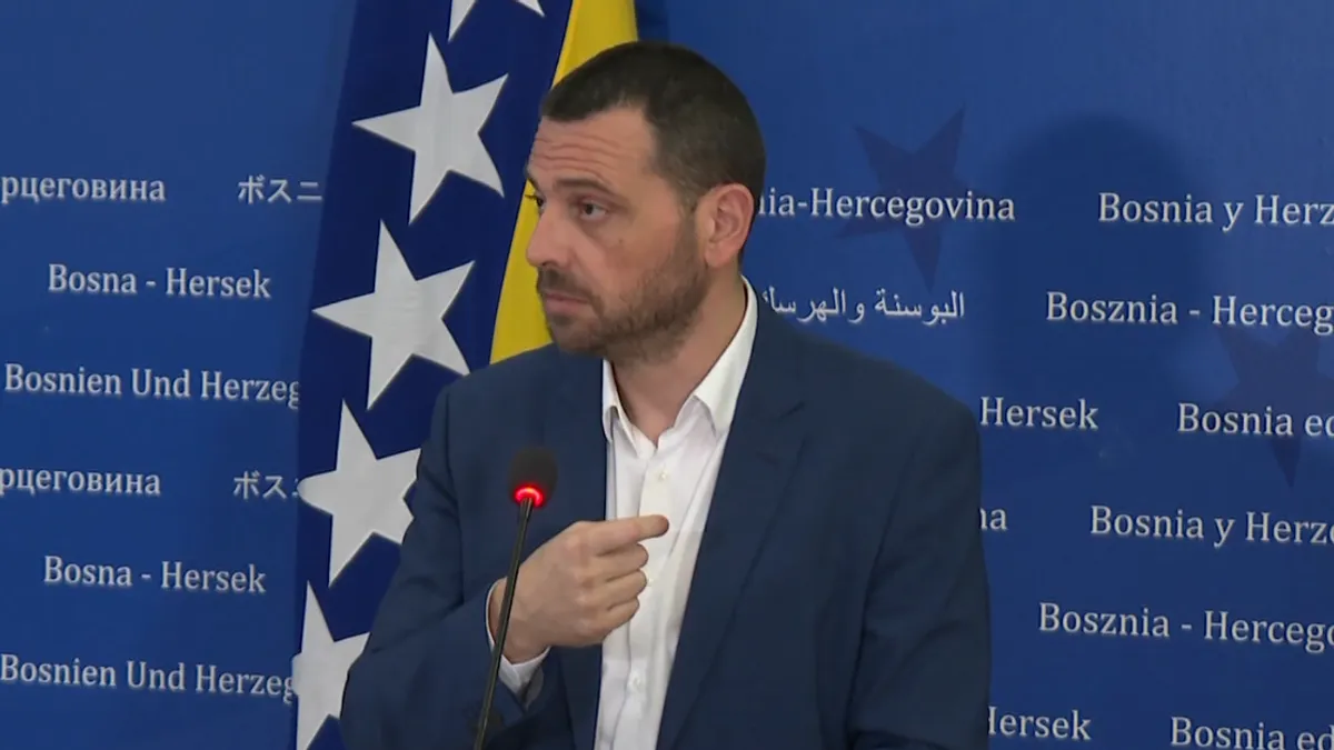 Samo na rijetka pitanja stizali su odgovori. Razlog za to je odsustvo ministara ne samo iz SNSD-a 