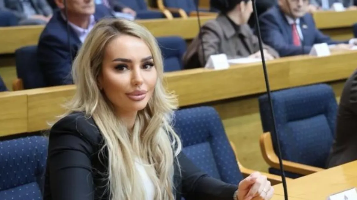 Naglasila je da nije osoba koja će se "valjati u blatu" niti polemisati sa onima koji komunikaciju zasnivaju na uvredama i neistinama 