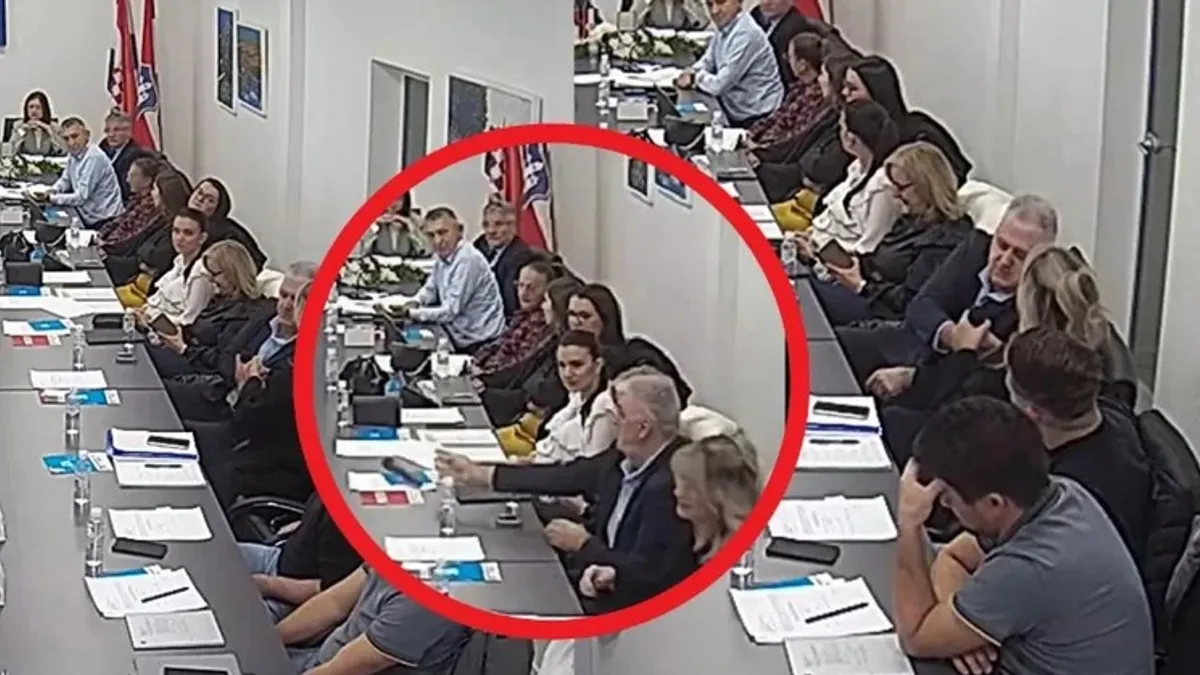 Predsjednik Vijeća Martin Kondža, također iz HDZ-a, ne opominje Ivicu Palca za šovinističke komentare, niti ostale kolege. 