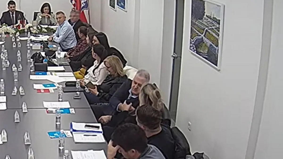 Sramota u Grudama: Vijećnik HDZ-a kolegici oteo mikrofon, drugi je omalovažavao, ostali se smijali