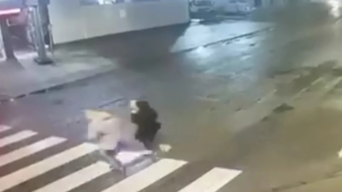 Automobil je naletio na jednog pješaka toliko velikom brzinom da ga je odbacio što se može vidjeti na snimku.