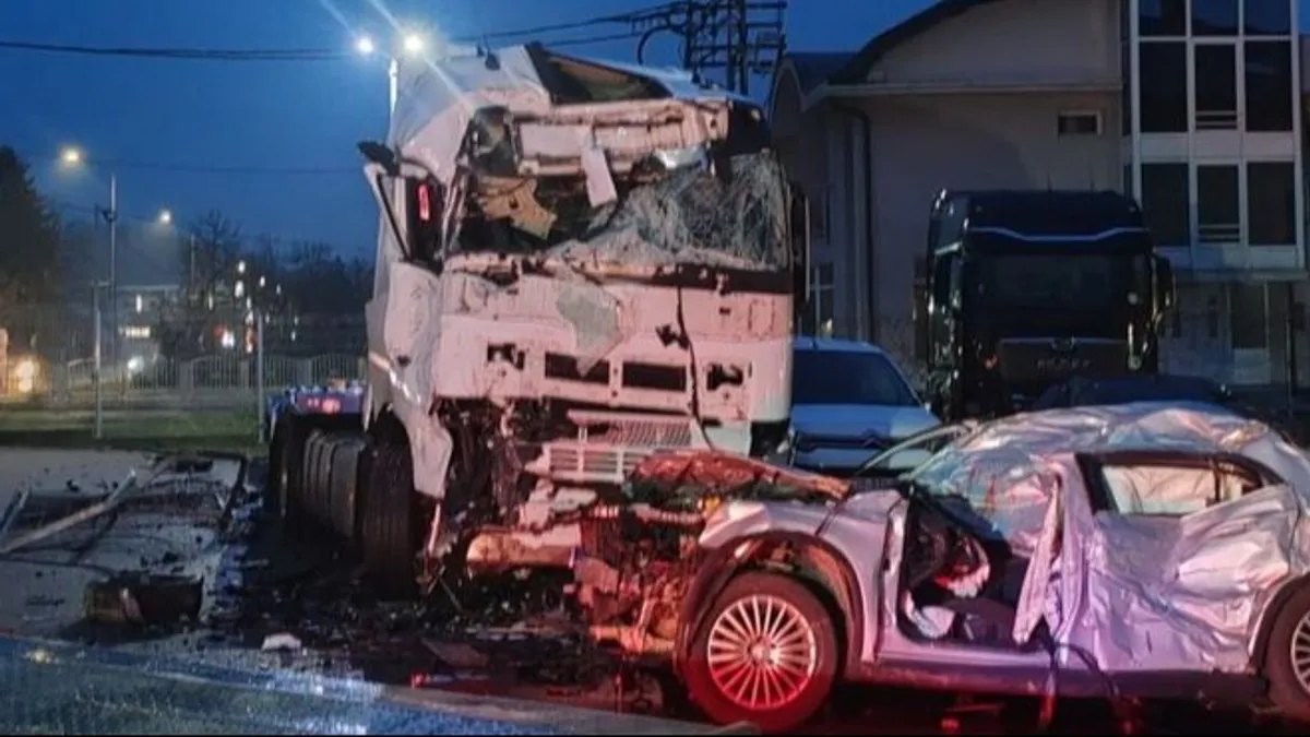 Nezvanični izvori navode da je vozilo nakon slijetanja udarilo u parkirani kamion.