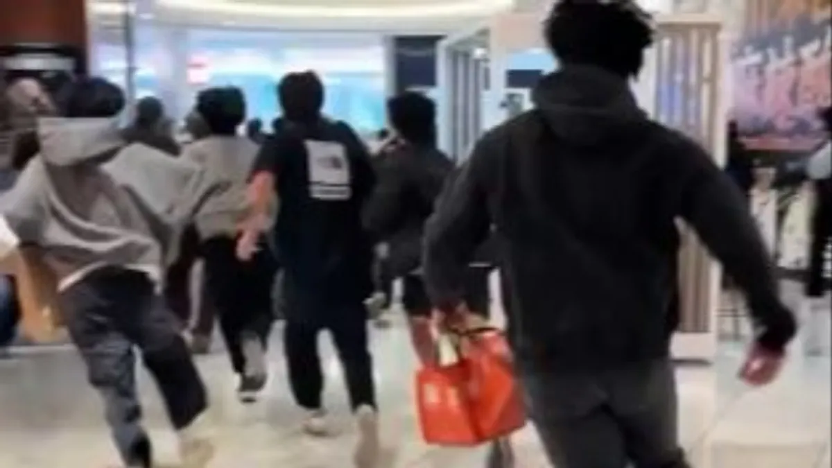 Dok je trajala evakuacija, brojni kupci dijelili su na internetu fotografije i snimke na kojima se vidi kako se skrivaju iza izloga.