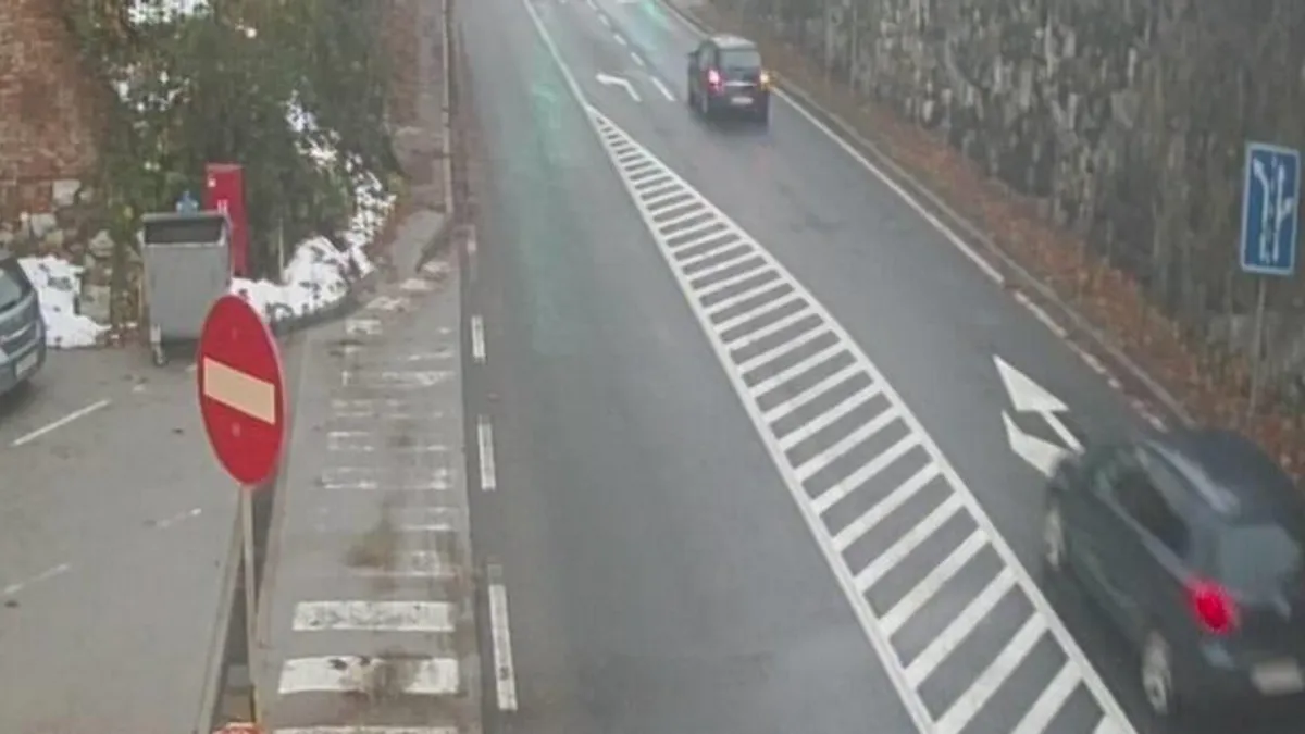 Zbog saobraćajne nezgode obustavljen je saobraćaj na magistranoj cesti Tuzla-Bijeljina, na Banj brdu.